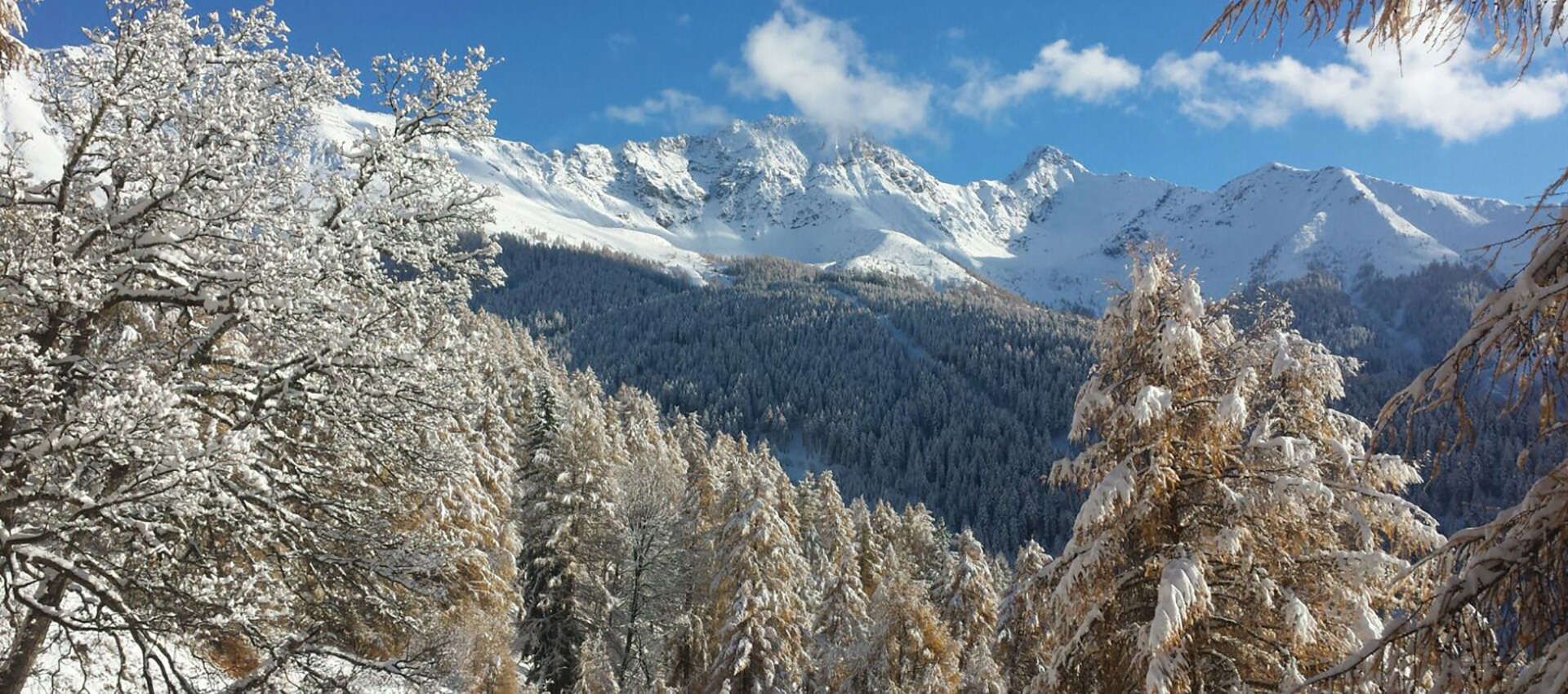 Winterlandschaft mit Bergkette und Schnee